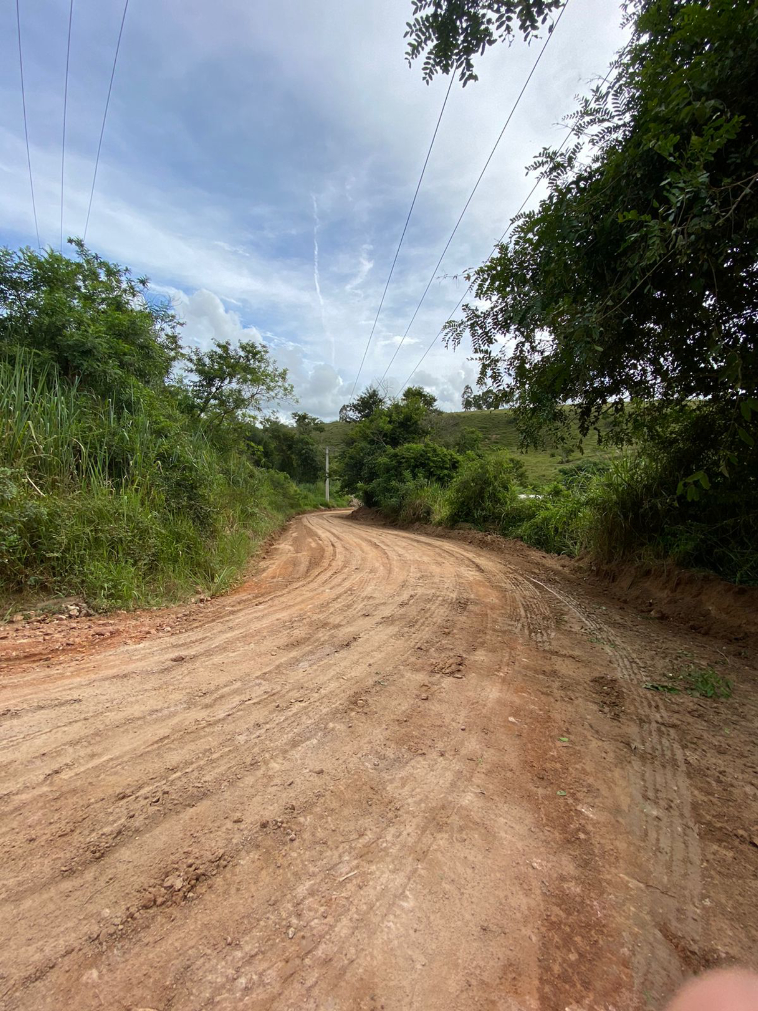 Estrada do cemitério recebe manutenção das máquinas pesadas da SeInfra