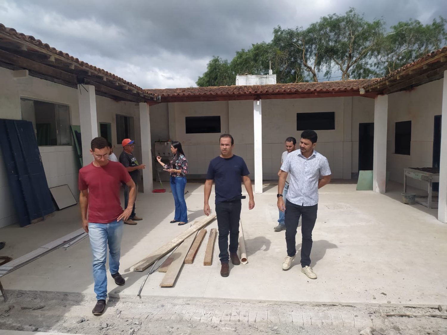 O vice-prefeito Naelton Freitas e o secretário de educação Ricardo Amorim visitam as obras das escolas