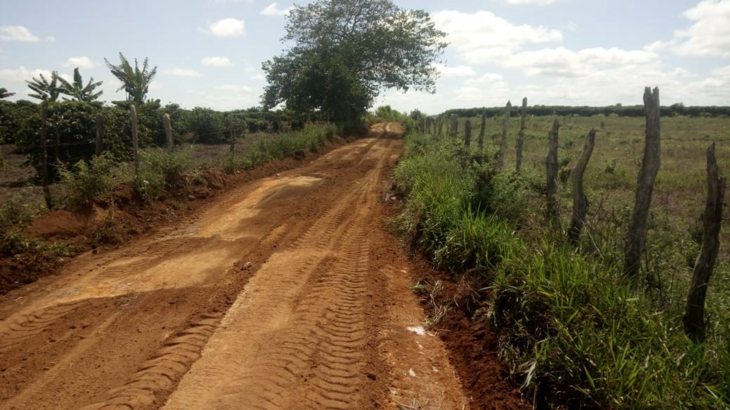 Seinfra recupera estrada da Barragem da Água Fria I